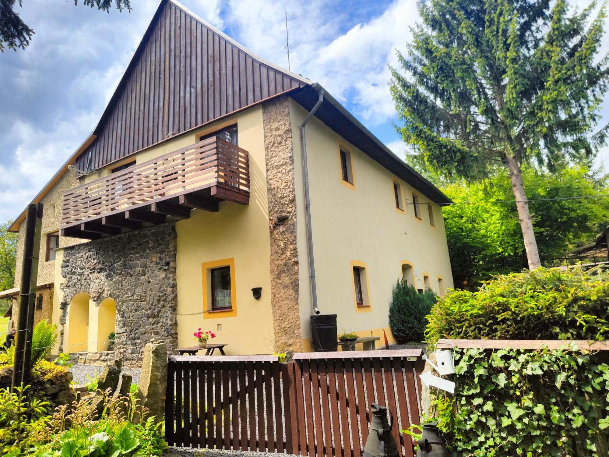 Bed And Breakfast Tvrz Velka Bukovina Exterior photo
